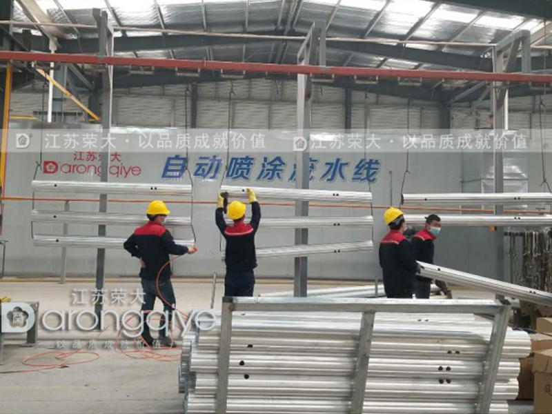 公交候車(chē)亭廠家噴塑流水線(xiàn)原來(lái)長(zhǎng)這樣配圖一