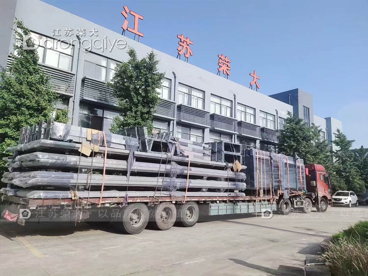 江蘇榮大智能公交站臺三車齊發