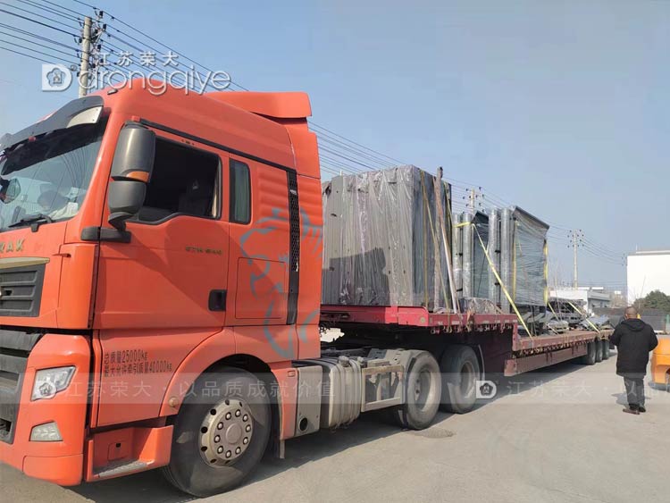 山東智能公交候車(chē)亭裝車(chē)完成