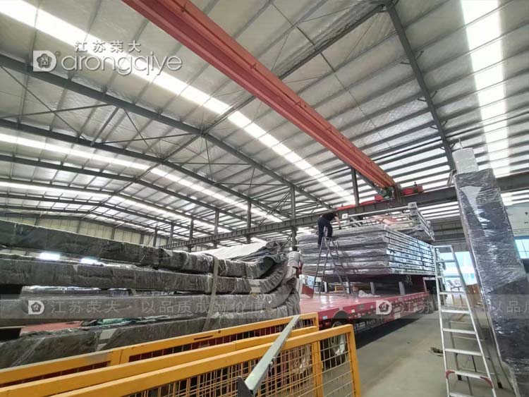 河南智能候車(chē)亭第五批正在裝車(chē)